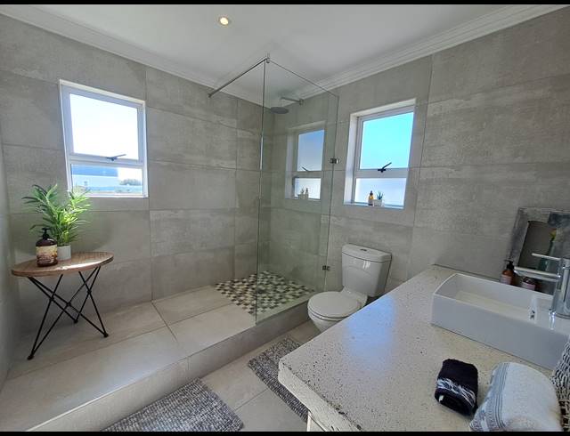 5 BEDROOM HOUSE FOR SALE IN GROTTO BAY